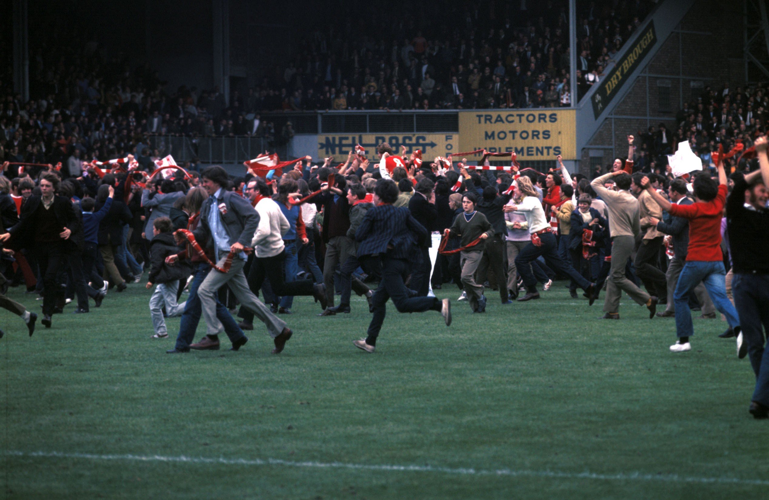 Fans invade pitch 1971 DCF