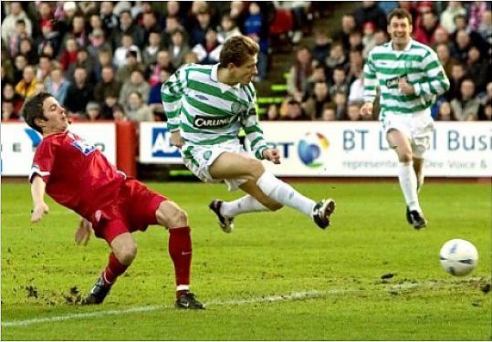 Juninho shoots Pittodrie 2005