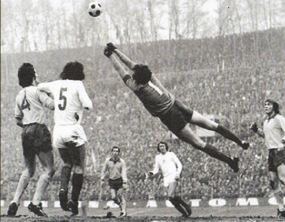 Croy saves a cross ball for Sachsenring 1976