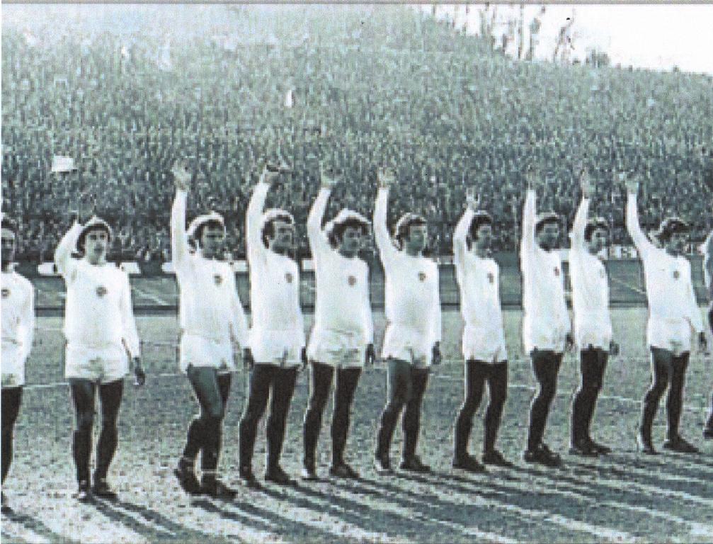 Sachsenring wave to their fans 1976